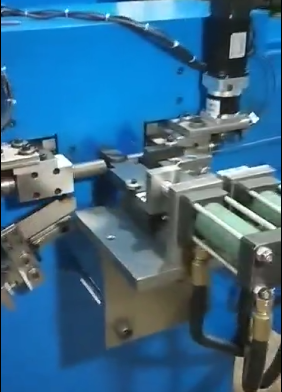 Automatic Wine Bottle Clip and Plastic Assembling Machine Y129